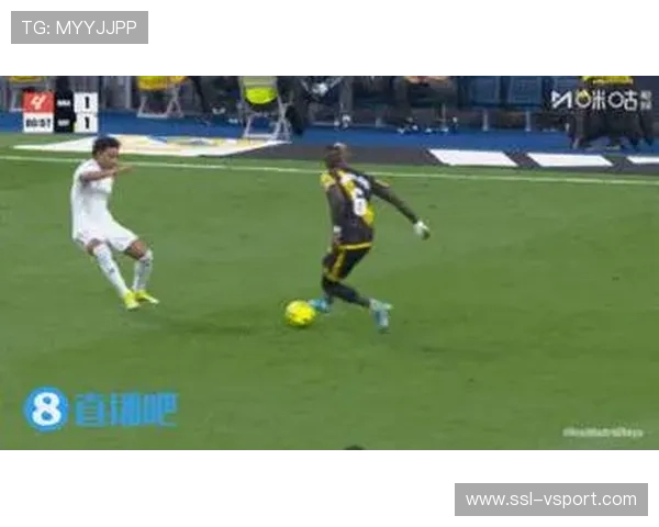 姆巴佩补时点射绝杀后跪地庆祝，压力释放瞬间