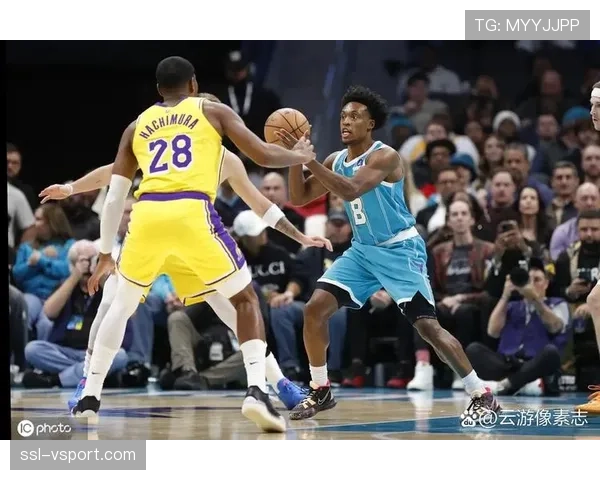 湖人勇士关键战第三节,詹姆斯底线突破精准横传助戴维斯命中压哨三分 湖人勇士关键战第三节,詹姆斯底线突破精准横传助戴维斯命中压哨三分