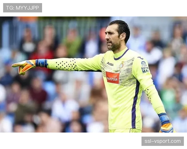 特写:马赛门将保-洛佩斯高接抵挡,完成单场9次扑救 特写:马赛门将保-洛佩斯高接抵挡,完成单场9次扑救